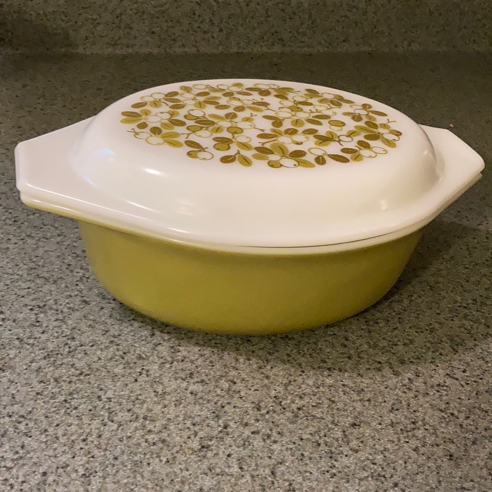 Vintage Pyrex “Verde” oval casserole dish w/lid